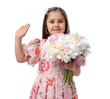 Beyaz arka planda bir buket güzel şakayığı olan tatlı küçük bir kız.