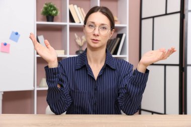 Çevrimiçi hoparlör kapalı masada webinar, web kamerasından görüntü