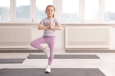 Kapalı alanda yoga yapan tatlı bir kız.
