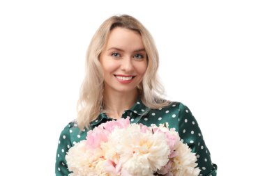 Beyaz arka planda şakayık demeti olan mutlu bir kadın.