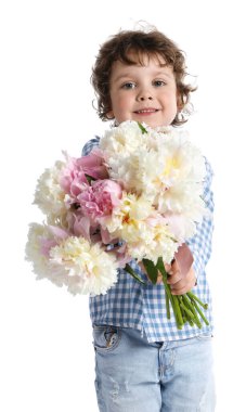 Beyaz arka planda bir buket güzel şakayığı olan sevimli küçük bir çocuk.