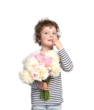 Beyaz arka planda bir buket güzel şakayığı olan sevimli küçük bir çocuk.