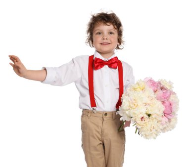 Beyaz arka planda sallanan bir buket güzel şakayığı olan sevimli küçük bir çocuk.