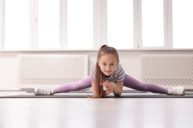 Kapalı alanda yoga yapan tatlı bir kız.