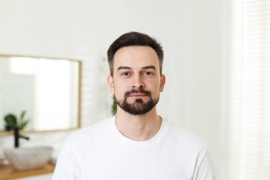 Banyoda tıraş olmadan önce yakışıklı bir adamın portresi.