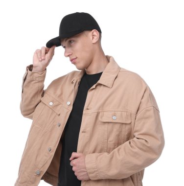 Beyaz arka planda siyah şapka giyen genç bir adam.