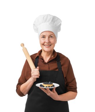 Beyaz arka planda tart ve oklavalı profesyonel şekerlemeci