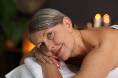 Son sınıf öğrencisi masaj salonundaki kanepede dinleniyor.