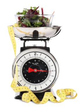 Yeşillikli mutfak pulları ve beyaza izole edilmiş mezura.