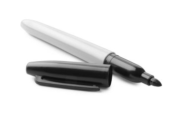 Bir siyah keçeli kalem beyaz üzerine izole edilmiş