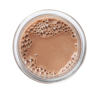 Bardaktaki lezzetli çikolatalı süt beyaza izole edilmiş, üst manzara.