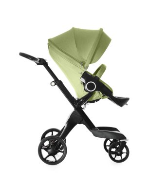 Bebek arabası. Zeytin rengi tenteli modern bebek arabası beyaza izole edilmiş.