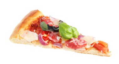 İnce tütsülenmiş sosisli ve beyaz üzerine izole edilmiş bir dilim lezzetli pizza.