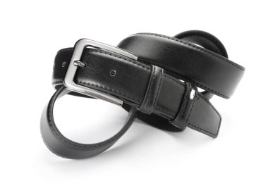 beyaz izole bir siyah deri kayışı