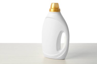 Beyaz arka plana karşı ahşap masada bir şişe yumuşatıcı.