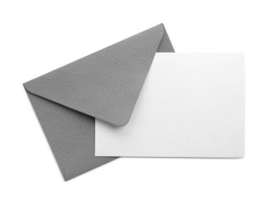 Boş davetiye kartı ve zarf beyaza izole edilmiş, üst manzara. Tasarım için boşluk
