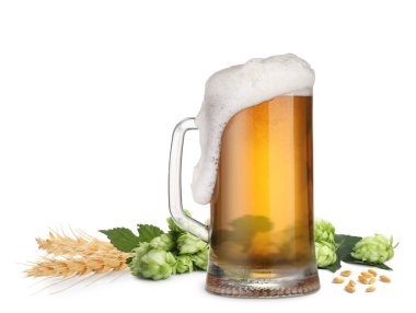 Zıplayan çiçekler ve beyaz arka planda buğday kulakları olan cam bardakta taze bira.