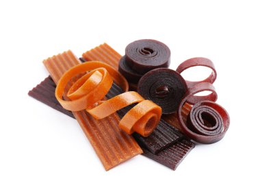 Beyaz arka planda farklı lezzetli meyve derisi