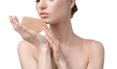 Beyaz arka planda sabun çubuğu olan kadın, yakın plan.