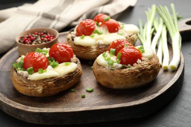 Siyah masada servis edilen lezzetli mantarlar, yakın plan.