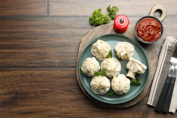 Tahta masada kişniş ile servis edilen nefis khinkali. Metin için boşluk