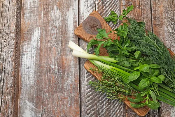 Tahta masada farklı taze otlar, üst manzara. Metin için boşluk