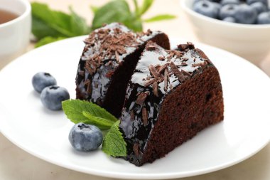 Masada yaban mersinli, naneli ve çikolatalı kek parçaları, yakın plan.