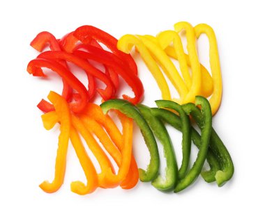 Beyaz, üst görünümde izole edilmiş renkli dolmalık biberler.