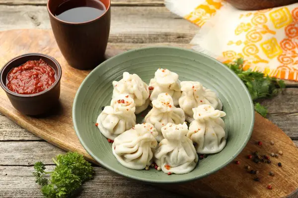 Ahşap masada servis edilen nefis khinkali.