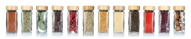 Beyaz arka planda cam kavanozlarda farklı baharatlar, set