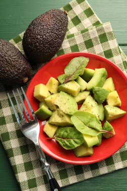 Ispanaklı avokado ve yeşil ahşap masa, düz uzanma