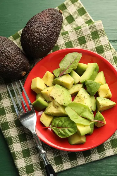 Ispanaklı avokado ve yeşil ahşap masa, düz uzanma