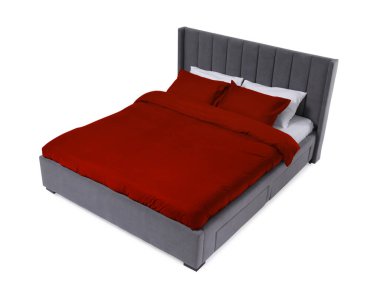 Beyaz arka planda güzel çarşaflarla yapılmış bir yatak.