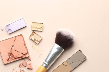 Güzel göz farı tazeleme kapları ve bej arka planda fırça, düz yatış. Metin için boşluk