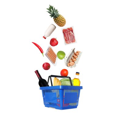 Gıda ürünleri beyaz arka planda mavi alışveriş sepetine düşüyor