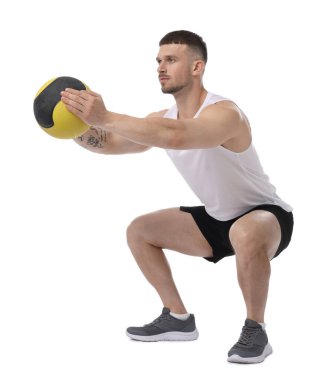 Beyaz arka planda ilaç topuyla egzersiz yapan adam.