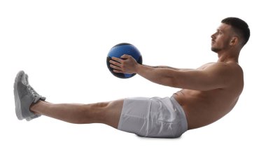 Beyaz arka planda ilaç topuyla egzersiz yapan adam.