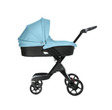 Bebek arabası. Açık mavi tenteli modern bebek arabası beyaza izole edilmiş.