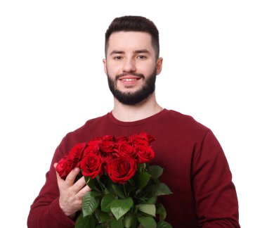 Beyaz arka planda kırmızı gül buketi olan mutlu adam.