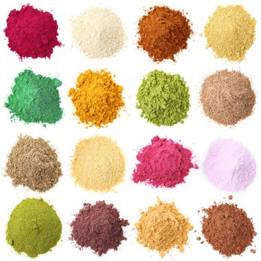 Beyaz arka planda farklı süper yiyecek tozları, kolaj. Üst görünüm