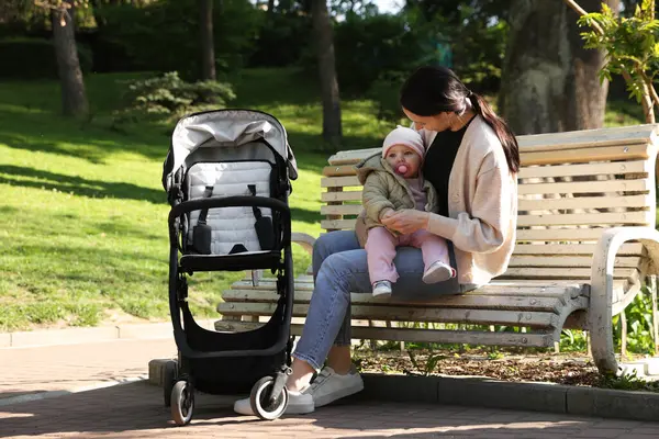Parktaki bankta tatlı bebeğiyle anne