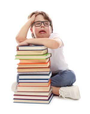 Beyaz arka plan kitapları olan üzgün bir çocuk.