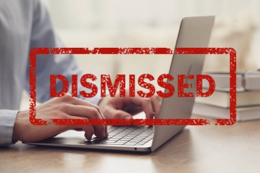 Masada dizüstü bilgisayar ve kırmızı pul kullanan adam Reddedildi, kapatıldı