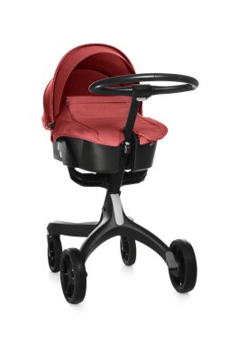 Bebek arabası. Beyaz tenteli kırmızı bebek arabası.