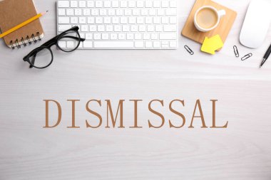 Sözcük Kovma, kırtasiye, gözlük, bilgisayar klavyesi ve fare beyaz ahşap masa, üst görünüm