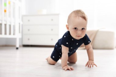 Evde yerde sürünen şirin küçük bebek, mesaj için yer var.