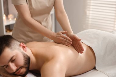 Adam spa salonunda masaj yaptırıyor.