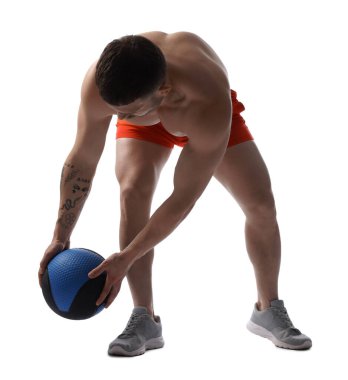 Beyaz arka planda ilaç topuyla egzersiz yapan adam.