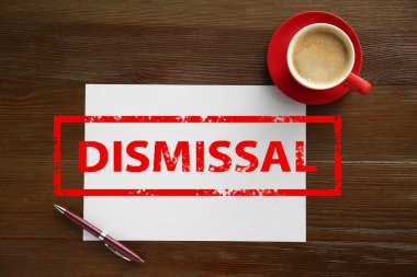 Kağıt, kalem ve kahveyle ahşap masanın üzerine kırmızı damga.