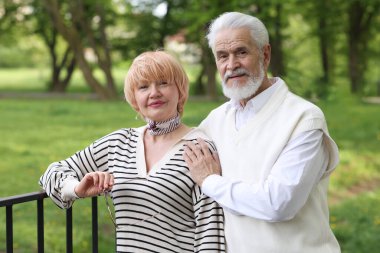 Sevgili son sınıf çiftimiz parkta birlikte vakit geçiriyorlar.